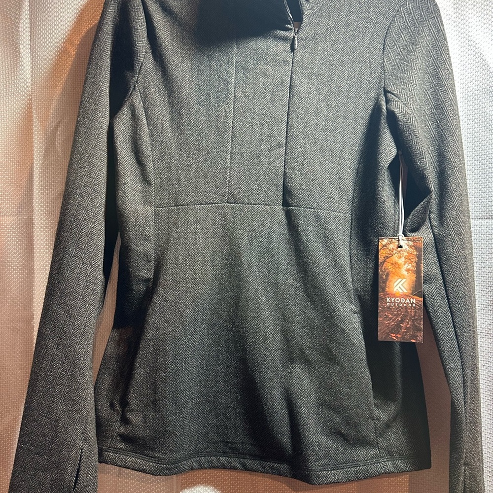 Charcoal Herringbone Pullover – Soft Structure, Everyday Layer NWT